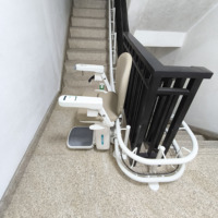 Ascenseur d'escalier incurvé haute sécurité personnalisé, télécommande sans fil, fauteuil rotatif stable, adapté aux maisons de retraite