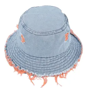 Изготовленная на заказ дизайнерская шляпа из денима с маленькими полями