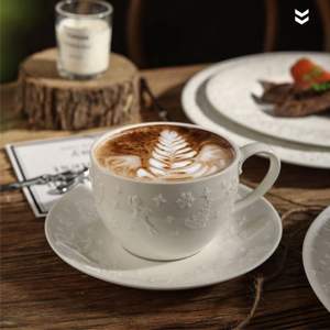 Juego de Taza y Platillo de Cerámica para Café Capuchino con Relieve Navideño Estilo Europeo para Restaurante o Té de la Tarde - Product Image 1