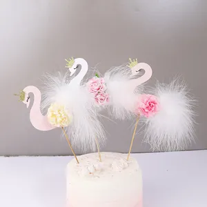 五颜六色的生日快乐纸蛋糕礼帽与羽毛的火烈鸟