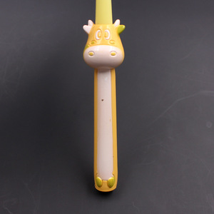 Brosse à dents manuelle à poils doux avec poignée en forme de vache de dessin animé pour enfants DC001 - Product Image 3
