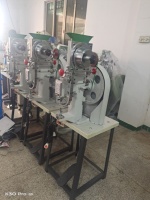 Machine à œillets semi-automatique