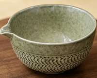 Ensemble de thé matcha traditionnel pour les affaires, bol en céramique fait main avec passoire et bec verseur