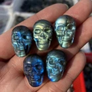 Venta al por mayor de mini calaveras de labradorita natural talladas, calaveras de cristal de labradorita azul brillante, cuentas y colgantes para joyería. - Product Image 1