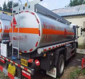 Camión <span class=keywords><strong>cisterna</strong></span> de 5000 <span class=keywords><strong>litros</strong></span>/<span class=keywords><strong>3000</strong></span> galones de segunda mano equipado con equipo de repostaje, barril de pistola de aceite y neumáticos de gran tamaño - Product Image 4