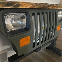 Table console vintage d'inspiration industrielle Jeep avec plateau en bois recyclé, meuble de style automobile pour la maison ou le bureau