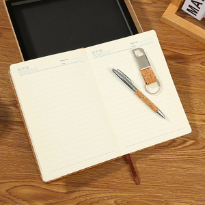 Nouvelles idées de cadeaux avec un ensemble de papeterie personnalisée, un carnet de notes, un stylo et un porte-clés pour un coffret cadeau d'entreprise / cadeaux promotionnels - Product Image 3
