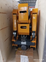 Barre de remorquage pour grue araignée avec axe pivotant pour le transport routier