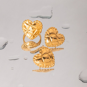 Nuevo Estilo Hipoalergénico, Juego de Joyería de Acero Inoxidable con Baño de Oro de 18K, Aretes y Anillos con Forma de Corazón para Mujer - Product Image 3