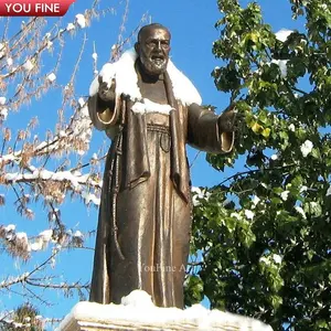 "Caint Padre Pio" يقف دينياً في الكنيسة