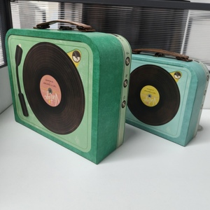 Scatola Valigia in Cartone con Laminazione Opaca e Goffratura per Confezioni Regalo di Giocattoli, Vestiti, Calze con Fodera in Spugna - Product Image 6