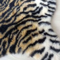Fabriklieferung 100% Polyester Imitat Australische Wolle Teppich Neuer Moderner Bedruckter Kaninchenfell Kuh-Tiger-Print Plüsch-Kissen
