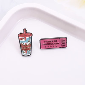 Épingles en alliage <span class=keywords><strong>de</strong></span> zinc émaillées, stylées et amusantes, avec des mots tendance d'Internet (Juice TICKET DELULULAND), personnalisables, pour sacs à dos et badges <span class=keywords><strong>de</strong></span> revers - Product Image 4