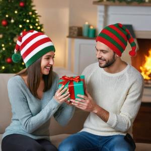 Chapeaux de Noël pour hommes personnalisés tricotés à rayures Chapeau de Père Noël en peluche rouge classique avec <span class=keywords><strong>pompon</strong></span> à bordure blanche pour la fête de Noël - Product Image 1