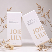 Boîte en papier kraft blanc haut de gamme avec logo personnalisé en relief, design minimaliste pour produits de soin de la peau