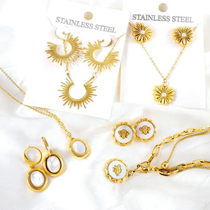 Parure de bijoux en acier inoxydable pour femme, pendentif cœur doré, goutte d'eau, clochette, fleur, boucles d'oreilles et collier, idéale pour les fêtes et la mode - Product Image 1