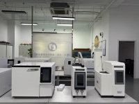 Cromatógrafo de Gases de Laboratorio BEIJING JIANSHI GC7280 de Tres Cámaras y Cinco Válvulas con Pantalla Táctil, Inyección Automática y Sistema Operativo Windows 10