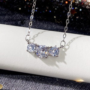 Collana Semplice con Tre Ciondoli Rotondi per Donna, Catena da Indossare Quotidianamente, Accessorio per la Clavicola - Product Image 4