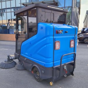 Balayeuse de rue électrique autopropulsée Yingshide H80 à 3 roues, largeur de balayage de 2300 mm, compacte pour les trottoirs urbains et les communautés - Product Image 3