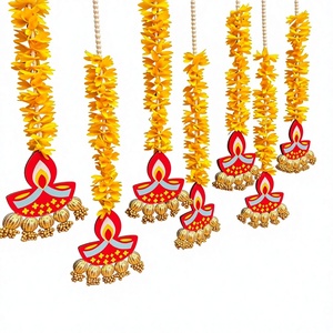 Guirlande suspendue pour la maison et l'extérieur, pour mariage, festival, style traditionnel indien, avec fleurs artificielles de jasmin, de souci et Diya Latkan - Product Image 1