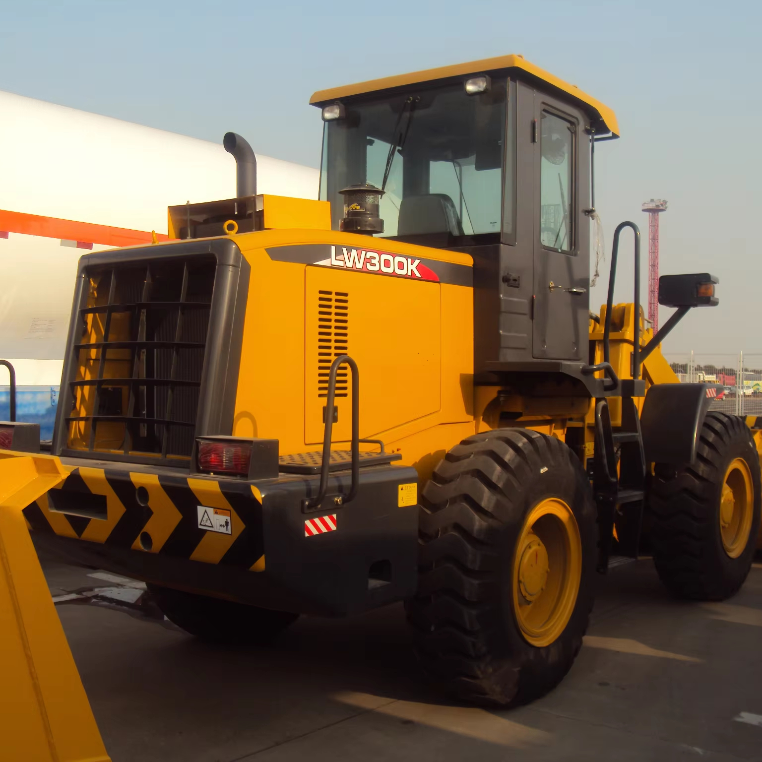 3-тонный колесный погрузчик LW300K, 1,8 м³