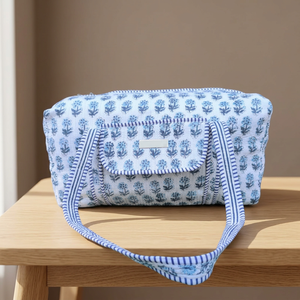 Bolsa de Viaje de Fin de Semana de Algodón con Estampado Floral, Cierre de Cremallera, Gran Capacidad, Diseño Azul y Blanco a Rayas, Asa para Llevar en la Mano - Product Image 3