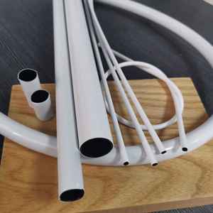 Kit d'irrigation goutte à goutte automatique 4 voies 2L 4L 8L avec émetteur en plastique 60cm blanc et flèche noire intégrée - Product Image 5