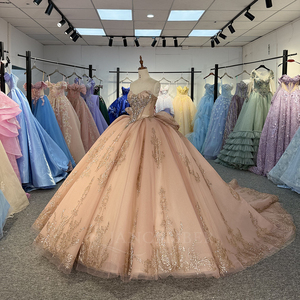 Robe de bal de Quinceañera 6868 avec imprimé princesse en strass et cristaux, antistatique, couleur champagne, décolleté cœur, traîne chapelle et nœud - Product Image 2