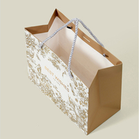 Usine d'impression des emballages Design créatif Sacs en papier kraft Sac d'emballage de cadeau de luxe doré avec nœud de ruban estampé Logo personnalisé