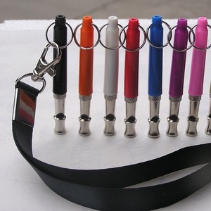 Elegante Llavero para Amantes de los Perros, de Cuero Genuino con Función Oculta de Silbato de Entrenamiento para Perros - Product Image 2