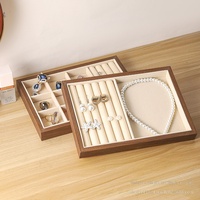 Présentoir de vitrine en stock pour diffusion en direct et vente de rue, organisateur de bijoux carré haut de gamme en bois de noyer pour bagues et boucles d'oreilles, Origine Jinhua