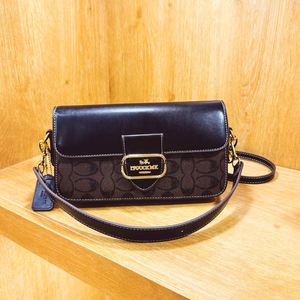 Bolso bandolera con correa ajustable y remaches geométricos de moda vintage para mujer. Material de PU de Alta Calidad, Portátil y Duradero - Product Image 2