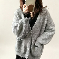 Nouvelle collection automne-hiver : Pull rétro doux à col en V pour femme, tricoté épais, ample et chaud, polyvalent, idéal pour l'extérieur. Vente en gros, personnalisation OEM/ODM.