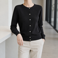 Pull en laine mérinos douce pour femme, col rond, manches longues, boutonné, coupe ajustée, noir uni, minimaliste, simple boutonnage, automne-hiver