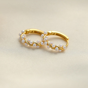 Boucles d'oreilles créoles petites et rondes en fausses perles françaises pour femmes, nouveau design texturé, bijoux élégants, cadeau idéal - Product Image 2