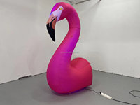 La mascotte gonflable en forme d'oiseau est utilisée pour la décoration sur le thème des animaux et les publicités dans les boîtes de nuit sur scène.