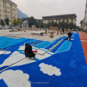 Sıcak satış fabrika yapımı plastik sentetik çim fayans arka bahçe oyun alanı spor mahkemeleri için özel suni çim - Product Image 2