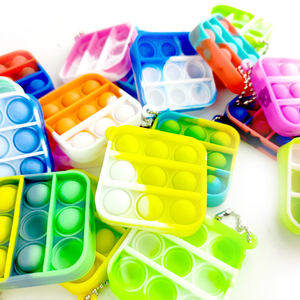 Porte-clés carré en silicone personnalisé avec logo, mini jouets sensoriels anti-stress à bulles, ensemble de jouets sensoriels en silicone arc-en-ciel - Product Image 4