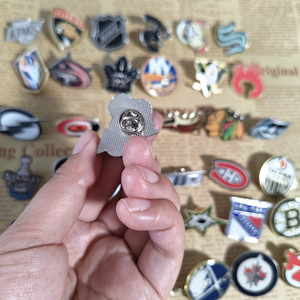 Distintivo/Patch in metallo smaltato a caldo per zaino, a tema Hockey NHL (Lega Hockey Americana), ideale come regalo di compleanno - Product Image 6