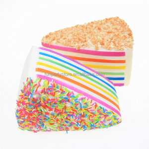 Jouets anti-stress en caoutchouc en forme de gâteau triangulaire, à remontée lente, jouet souple en forme de gâteau à étages pour enfants, vente en gros - Product Image 1