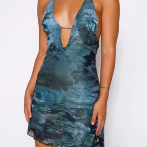 Nuevo Vestido Mini Casual con Escote Bardot y Espalda Descubierta, Diseño Envolvente de Satén, Decoración Fruncida para Fiesta, Tendencia Actual - Product Image 4