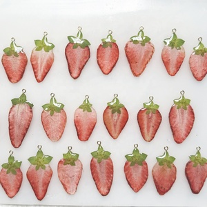 2024 새로운 사랑스러운 수지 드라이 프레스 진짜 딸기 매력 펜던트 개인화 된 귀여운 과일 매력 DIY 보석 만들기 - Product Image 2