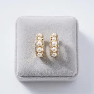 Boucles d'oreilles créoles classiques en laiton imitation perle pour femme, plaqué rhodium, bijoux de créateur tendance, vente en gros - Product Image 3