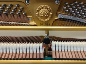 เปียโนยามาฮ่า U5 สีน้ำตาล แบบตั้งตรง สำหรับนักดนตรีมืออาชีพ เปียโนมือสองจากญี่ปุ่น ทำจากไม้แท้ 88 คีย์ รุ่น U1 U2 U3 U4 U5 - Product Image 4
