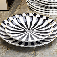 Assiettes en céramique irrégulières écologiques de style français classique avec des accents de perles, en porcelaine cuite à haute température pour les desserts de fête, les plats principaux