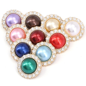 Thiết Kế Sang Trọng Ngọc Trai Pha Lê Rhinestone Nút Hoa Hình Dạng Chân May Nút Nhựa Cho Trang Phục Phụ Kiện - Product Image 5