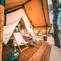 Tienda de lona Glamping de dos pisos, revestimiento aislado de estilo nómada, marco de acero opcional, tela Oxford de 7m de PVC para exposiciones al aire libre