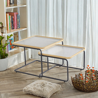 Table basse moderne du milieu du siècle avec plateau en verre et cadre en métal, utilisation domestique, meubles de salon, décoration en rotin