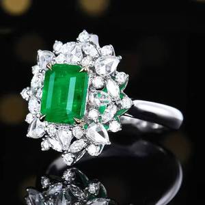 Anillo de Esmeralda Verde Natural de 1.99 Quilates en Oro de 18K con 48 Diamantes de Corte Brillante, Joyería Fina con Halo Floral de Lujo - Product Image 3