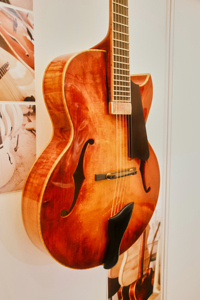 Guitarra Eléctrica <span class=keywords><strong>Jazz</strong></span> <span class=keywords><strong>de</strong></span> 16 Pulgadas Hecha a Mano por Yunzhi Luthier, Cuerpo Hueco <span class=keywords><strong>de</strong></span> Arce Flameado, Tapa <span class=keywords><strong>de</strong></span> Abeto Marrón, Mástil <span class=keywords><strong>de</strong></span> Arce, Profesional - Product Image 3